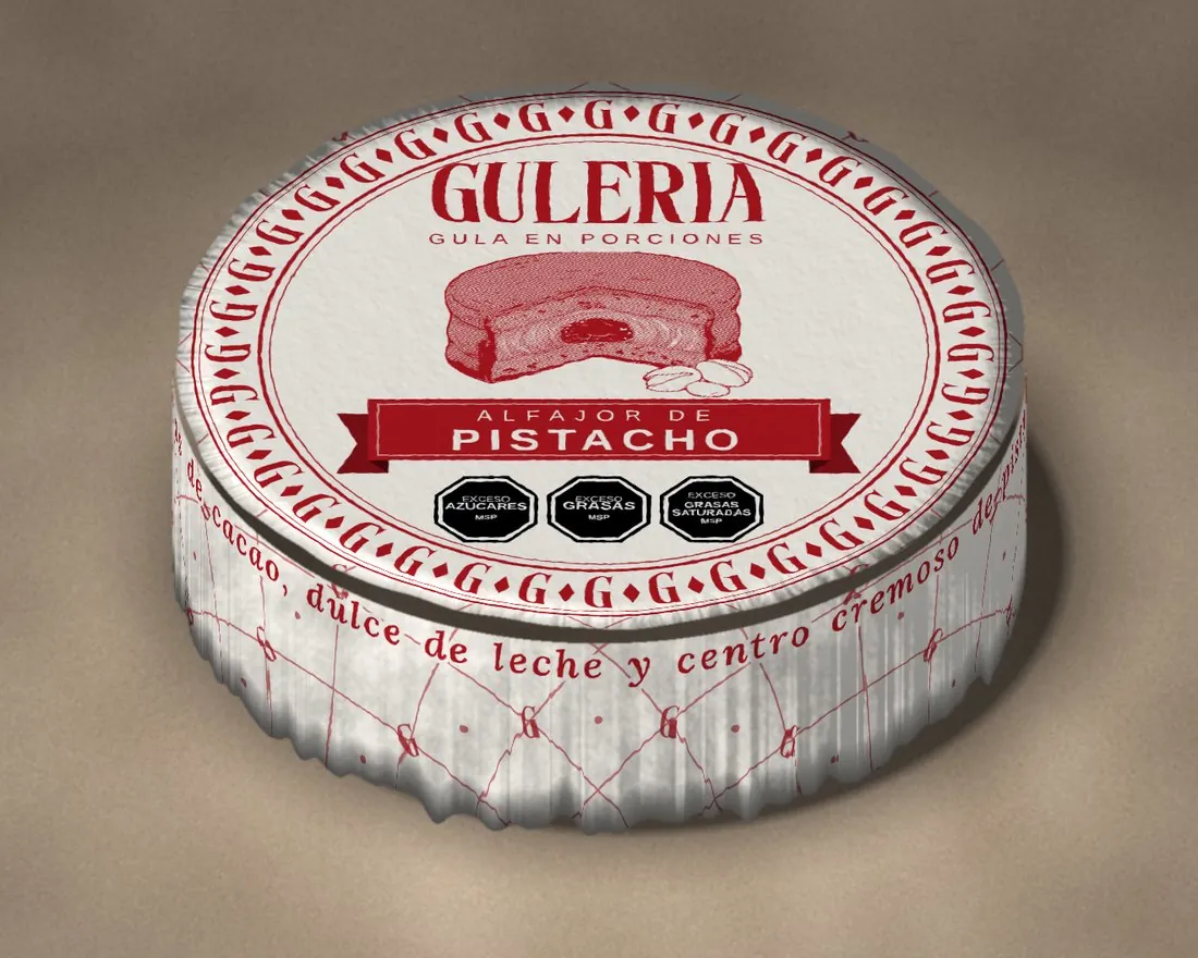 Alfajor de pistacho de Gulería envuelto en papel con el sello de la marca